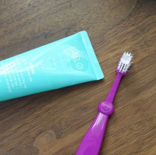 치과에서 쓰는 치약 _ 라벨제로 저불소 꼬마, 키즈, 유아, 베이비, 주니어 안전한 어린이치약 — 5점을 준 리뷰어가 2022년 11월 올린 사용 사진
