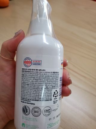 mom e 맘이 내추럴 베이비 케어 샴푸앤바스+로션 — 5점을 준 리뷰어가 2021년 1월 올린 사용 사진
