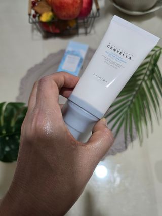 [스킨1004] 마다가스카르 센텔라 히알루-시카 워터핏 선세럼 50ml — 5점을 준 리뷰어가 2024년 5월 올린 사용 사진
