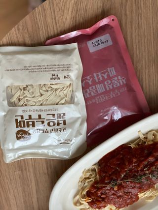 [풀무원] 식물성 저당질식 세트, 두부면 매콤라구파스타와 두부면 직화짜장 — 5점을 준 리뷰어가 2021년 4월 올린 사용 사진
