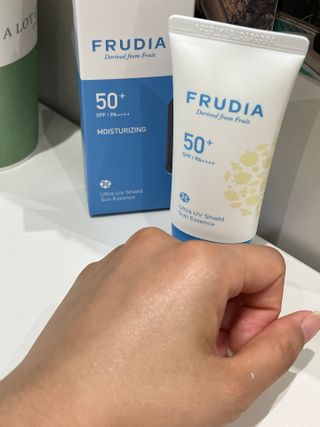 틱톡 [후르디아] 백탁NO! 화잘먹 수분광 선 에센스✨ — 5점을 준 리뷰어가 2023년 5월 올린 사용 사진