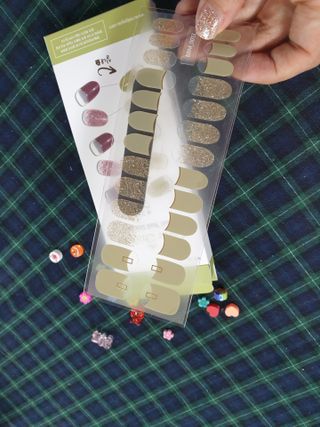 [네일가게] 햇빛에 닿으면 색이 변하는 신기한 햇살 반전 네일스티커_B — 5점을 준 리뷰어가 2021년 8월 올린 사용 사진