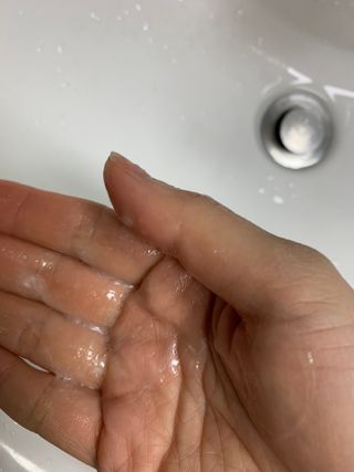 프리마인 더이상 뻣뻣하고 효과없는 탈모샴푸는 NO. 근본부터 케어하는 셀베이스 그린티샴푸(500ml) — 4.5점을 준 리뷰어가 2023년 1월 올린 사용 사진