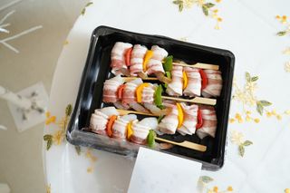 [다물꼬치] 삼겹새우롤꼬치 5개입 350g  + 데리야끼소스 120g + 매운고추소스 120g — 4.5점을 준 리뷰어가 2021년 12월 올린 사용 사진