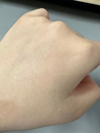 틱톡 [후르디아] 백탁NO! 화잘먹 수분광 선 에센스✨ — 5점을 준 리뷰어가 2023년 6월 올린 사용 사진