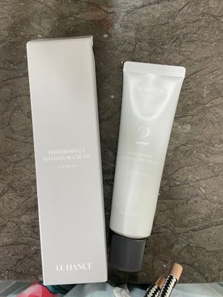르핸스 퍼포밍 2 핸드&네일 비반트포렛/베티버포그 — 5점을 준 리뷰어가 2023년 1월 올린 사용 사진