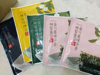 [해림맛김] 들기름에 구운 바삭바삭 김 4종 세트 + 1종 랜덤발송 총5개입 — 5점을 준 리뷰어가 2021년 2월 올린 사용 사진