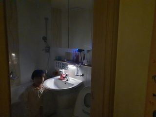 아카라 어두울 때만 켜지는 스마트 무선 센서등 — 5점을 준 리뷰어가 2021년 11월 올린 사용 사진