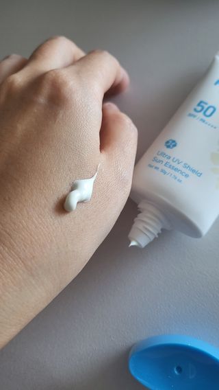 틱톡 [후르디아] 백탁NO! 화잘먹 수분광 선 에센스✨ — 4.5점을 준 리뷰어가 2023년 8월 올린 사용 사진