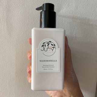 줄라이 모닝 _ JULY MORNING 줄라이모닝 하이드레이팅 퍼퓸드 바디앤핸드 에멀젼 — 5점을 준 리뷰어가 2021년 9월 올린 사용 사진