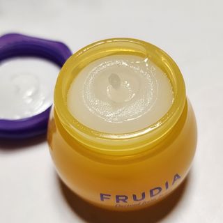 틱톡 [후르디아] 튼입술해결템 올리브영 블루베리 하이드레이팅 허니 립밤 — 5점을 준 리뷰어가 2023년 12월 올린 사용 사진