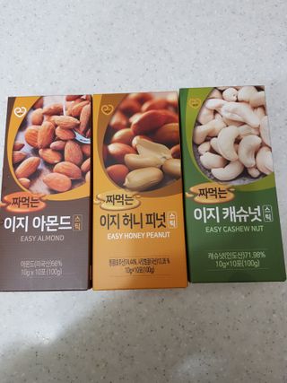 짜먹는 이지견과 짜먹는 이지아몬드, 짜먹는 이지허니피넛, 짜먹는 이지캐슈넛 각 10g X  10포 — 4점을 준 리뷰어가 2021년 3월 올린 사용 사진