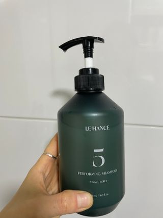 르핸스 퍼포밍 5 샴푸 비반트 포렛/베티버 포그 — 5점을 준 리뷰어가 2022년 12월 올린 사용 사진
