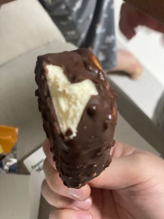 롯데제과 본젤라또 비스킷&바닐라카라멜바, 본젤라또 베리쇼콜라컵 — 5점을 준 리뷰어가 2021년 11월 올린 사용 사진