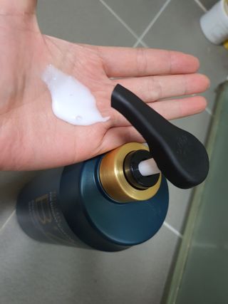 [포레스트스토리] 탈모증상완화 샴푸 1,000ml — 4점을 준 리뷰어가 2022년 6월 올린 사용 사진