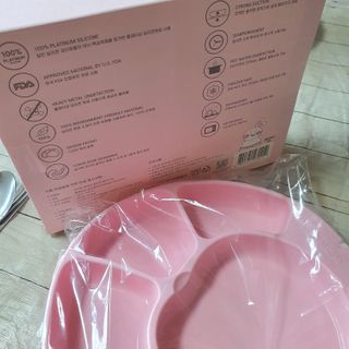 유비맘 캐릭터 실리콘 흡착 식판_색상 랜덤발송 — 5점을 준 리뷰어가 2021년 3월 올린 사용 사진