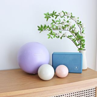 [트라택] 홈 필라테스 SET [미니짐볼+웨이트볼(0.5kg&1kg+요가블럭] — 5점을 준 리뷰어가 2022년 7월 올린 사용 사진