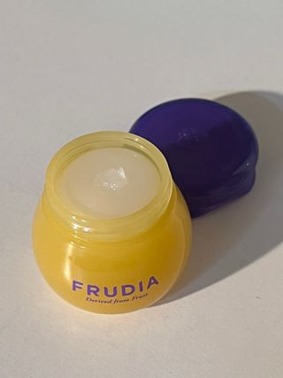 틱톡 [후르디아] 튼입술해결템 올리브영 블루베리 하이드레이팅 허니 립밤 — 5점을 준 리뷰어가 2024년 3월 올린 사용 사진