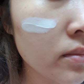 틱톡 [후르디아] 백탁NO! 화잘먹 수분광 선 에센스✨ — 5점을 준 리뷰어가 2023년 8월 올린 사용 사진