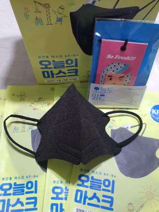 [심폐소생소] 오늘의마스크 KF94 소형 초등학생 어린이 마스크 — 4.5점을 준 리뷰어가 2021년 12월 올린 사용 사진