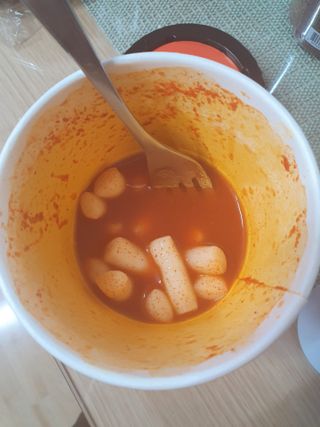 유비쿡 컵떡볶이 매운컵떡볶이2개/ 짜장컵떡볶이 2개  총 4개세트 — 5점을 준 리뷰어가 2021년 3월 올린 사용 사진
