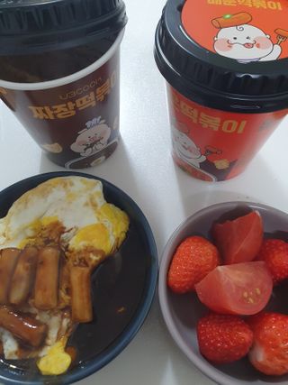 유비쿡 컵떡볶이 매운컵떡볶이2개/ 짜장컵떡볶이 2개  총 4개세트 — 5점을 준 리뷰어가 2021년 3월 올린 사용 사진