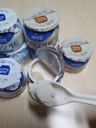 매일바이오 그릭요거트 오리지널 플레인 4개, 로스터리 커피믹스 4개 — 4.5점을 준 리뷰어가 2021년 12월 올린 사용 사진