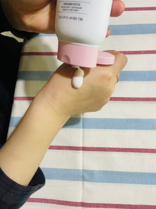 위시스 프리미엄 글루타치온  화이트닝 바디로션 — 5점을 준 리뷰어가 2023년 2월 올린 사용 사진