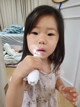 [오라덴스] 99.9 항균 칫솔모_키즈 진동칫솔 2,3단계 중 택 1 — 5점을 준 리뷰어가 2021년 7월 올린 사용 사진
