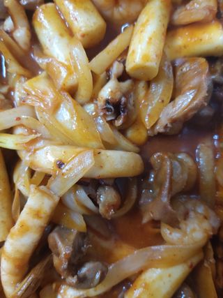 화끈한녀석들 새오똥400g 새우,오징어,똥집 볶음요리 소스,밀떡, 참기름 포함 — 5점을 준 리뷰어가 2022년 12월 올린 사용 사진