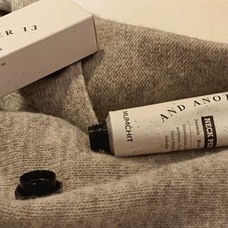 멈칫(MUMCHIT) 넥퍼퓸 NECKPERFUME 2가지 향 — 5점을 준 리뷰어가 2021년 11월 올린 사용 사진