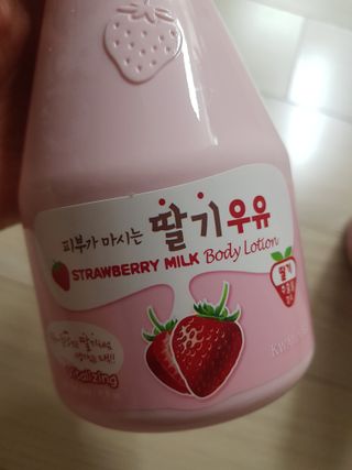 [과일나라] 피부가 마시는 딸기우유 바디클렌저&바디로션 — 5점을 준 리뷰어가 2022년 2월 올린 사용 사진
