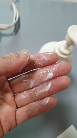 [위켄더스] 끈적임 없이 수분감을 채워주는 핸드& 바디로션 1종 랜덤발송 — 5점을 준 리뷰어가 2022년 5월 올린 사용 사진