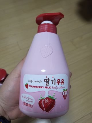 [과일나라] 피부가 마시는 딸기우유 바디클렌저&바디로션 — 4점을 준 리뷰어가 2022년 2월 올린 사용 사진