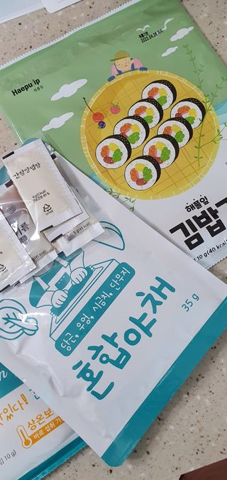 해풀잎 누구나 김밥*1ea [(혼합야채 35g *1ea,  김밥김 (5g, 5ea),  양념간장 (6g, 5ea), 참기름(5g, 2ea)] — 4점을 준 리뷰어가 2022년 7월 올린 사용 사진