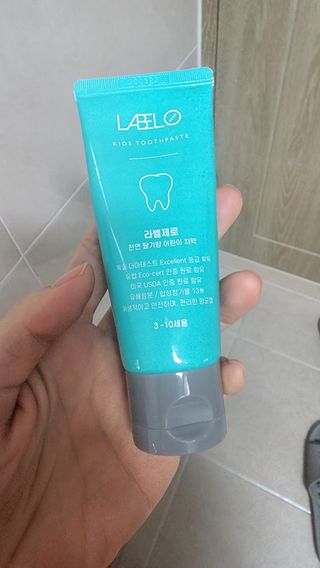치과에서 쓰는 치약 _ 라벨제로 저불소 꼬마, 키즈, 유아, 베이비, 주니어 안전한 어린이치약 — 5점을 준 리뷰어가 2023년 3월 올린 사용 사진