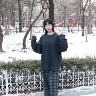 MAPLESYRUPFACTORY 메이플 피그먼트 맨투맨 8.COL — 5점을 준 리뷰어가 2022년 12월 올린 사용 사진