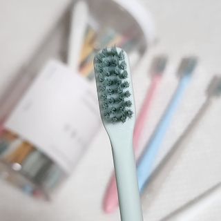 생활공작소 [네이버구매평] 미세모 콤팩트 칫솔 부드러운칫솔 치과칫솔 교정용 24개 — 5점을 준 리뷰어가 2025년 5월 올린 사용 사진