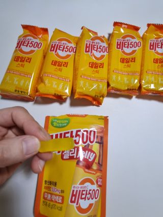 [광동제약] 비타500데일리스틱 50포 & 비타500구미 1개 — 5점을 준 리뷰어가 2021년 11월 올린 사용 사진