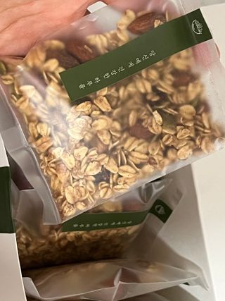 [그래한끼] 무설탕/저당 시리얼타입 수제그래놀라 (40gX10개) — 5점을 준 리뷰어가 2022년 8월 올린 사용 사진