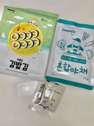 해풀잎 누구나 김밥*1ea [(혼합야채 35g *1ea,  김밥김 (5g, 5ea),  양념간장 (6g, 5ea), 참기름(5g, 2ea)] — 5점을 준 리뷰어가 2022년 7월 올린 사용 사진