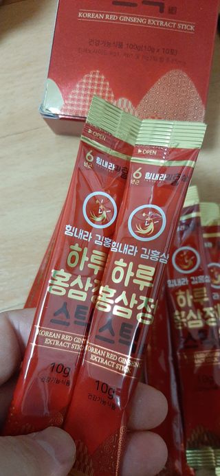 힘내라김홍삼 하루홍삼정스틱 10g x 10포 — 5점을 준 리뷰어가 2021년 5월 올린 사용 사진