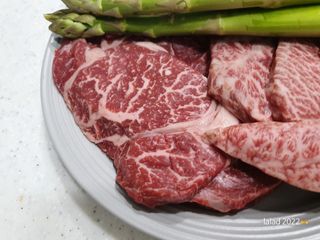 화룽 프리미엄 소고기 와규 mb9고마블 눈꽃살+부채살+등심 선물세트 — 5점을 준 리뷰어가 2022년 5월 올린 사용 사진