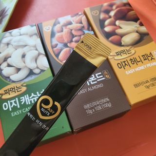 짜먹는 이지견과 짜먹는 이지아몬드, 짜먹는 이지허니피넛, 짜먹는 이지캐슈넛 각 10g X  10포 — 5점을 준 리뷰어가 2021년 2월 올린 사용 사진