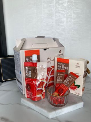 자연에온 핑크 자몽 착즙 100mL 10개입 1BOX +가 득담은 자몽 콜라겐 젤리스틱 1BOX — 5점을 준 리뷰어가 2021년 7월 올린 사용 사진