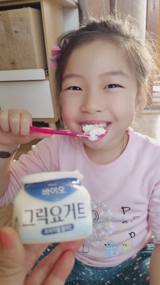 매일바이오 그릭요거트 오리지널 플레인 4개, 로스터리 커피믹스 4개 — 4.5점을 준 리뷰어가 2021년 12월 올린 사용 사진