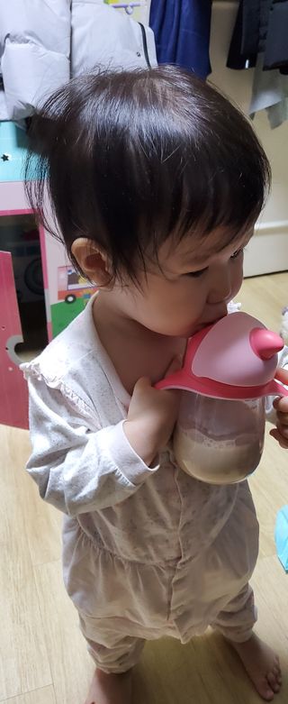 유비맘 트라이탄 코니빨대컵_컬러 랜덤 발송 — 5점을 준 리뷰어가 2020년 12월 올린 사용 사진