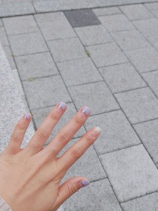 [네일가게] 햇빛에 닿으면 색이 변하는 신기한 햇살 반전 네일스티커 — 3점을 준 리뷰어가 2021년 8월 올린 사용 사진