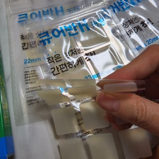 [큐어반H 커팅] 간편하게 떼서 쓰는 자외선차단 습윤밴드 (1팩/30매입) — 5점을 준 리뷰어가 2022년 11월 올린 사용 사진