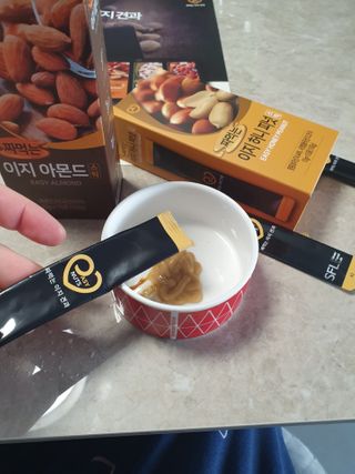 짜먹는 이지견과 짜먹는 이지아몬드, 짜먹는 이지허니피넛, 짜먹는 이지캐슈넛 각 10g X  10포 — 4점을 준 리뷰어가 2021년 1월 올린 사용 사진